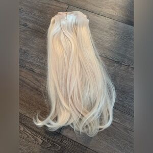 BRAND NEW NEVER WORN 20 inch platinum blonde Luxy brand clip in extensions